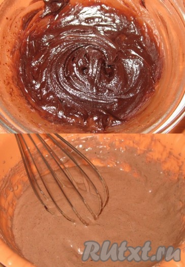 1/3 творожной массы отложить и добавить в неё растопленный шоколад, взбить до однородного цвета. Два вида крема (с шоколадом и без) убрать в холодильник на 10-15 минут (до лёгкого застывания).
