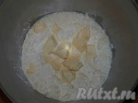 Просеять муку, разрыхлитель и соль. Влить туда молоко, добавить размягчённое сливочное масло.