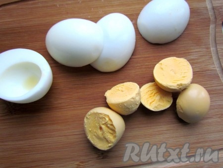 Варите яйца в течение 7 минут. Если варить яйца дольше, то желток потемнеет и приобретет синий оттенок. Затем остудите яйца в холодной воде, очистите от скорлупы, аккуратно разрежьте на две половины и отделите белок от желтка.
