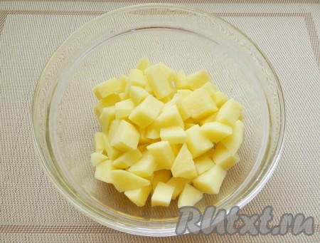 Картофель очистить и нарезать небольшими кубиками.