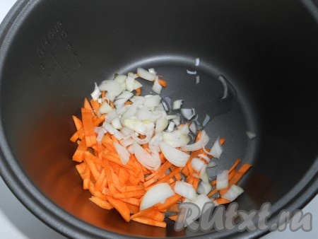 В чашу мультиварки влить растительное масло, добавить порезанные небольшими кусочками лук и брусочками морковь. Обжарить 10 минут на режиме "Поджаривание".
