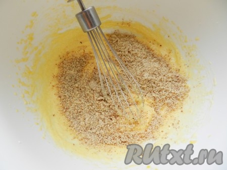 Миндаль смолоть в блендере, добавить в яично-масляную массу и перемешать.