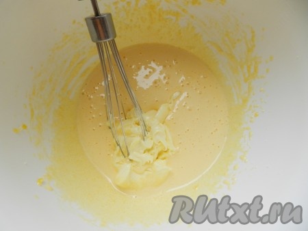К желткам с сахаром добавить размягчённое сливочное масло и растереть вместе в однородную массу.
