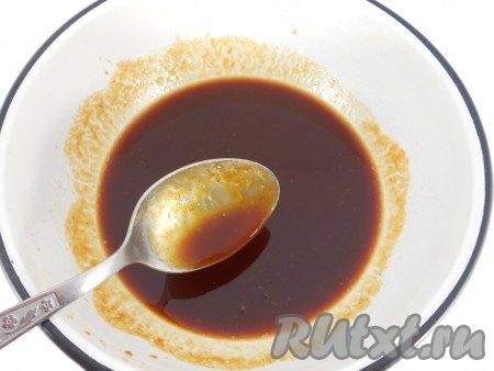 К соевому соусу и мёду добавить томатный соус (или кетчуп), тщательно перемешать, чтобы получился однородный маринад. Если мёд полностью не растворится, то при запекании пригорит к форме. Влить 30-50 миллилитров воды в медово-соевый маринад и ещё раз хорошо перемешать.