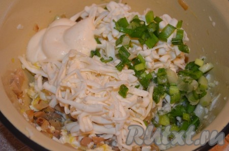Соединить в миске сыр, яйца и лук с шампиньонами, добавить нарезанную зелень, майонез, перемешать получившийся салат, если нужно, подсолить.