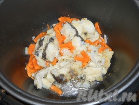 Выставить режим "Обжаривание" на 10 минут. Рыбу перевернуть, добавить порезанный небольшими кусочками лук и также порезанную или натертую на терке морковь. Обжаривать еще 10 минут. 