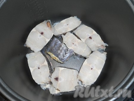 В чашу мультиварки влить растительное масло, выложить кусочки рыбы (по желанию обвалять в муке).
