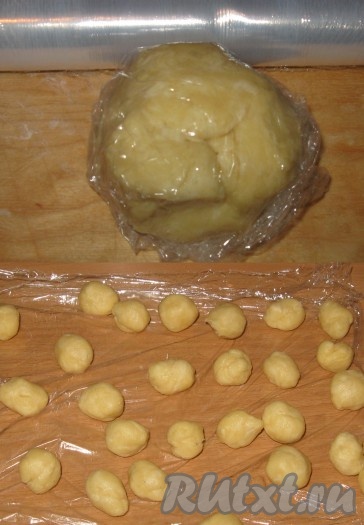 Тесто завернуть в пленку и убрать на 10 минут в холодильник, а пока разогреть орешницу. Затем тесто разделить на  маленькие кусочки, чуть больше лесного ореха.
