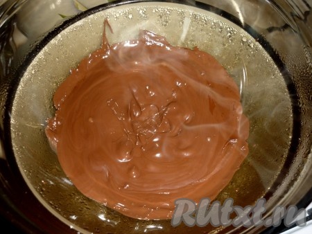 На водяной бане растопить шоколад, отставить в сторонку и дать немного остыть.
