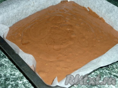 Духовку разогреть до температуры 180 градусов, форму выстелить пергаментной бумагой. Тесто вылить в форму и разровнять. Выпекать шоколадный брауни 20-25 минут.

