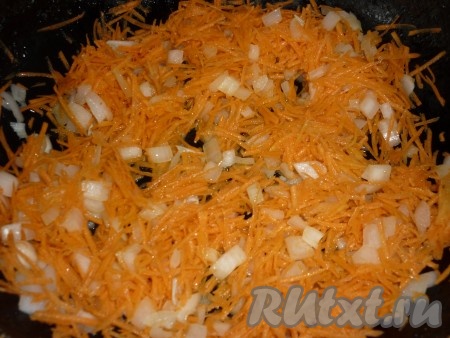 Лук и морковь очистить, помыть. Лук нарезать на кубики, морковь натереть на средней тёрке, выложить овощи на сковороду, разогретую с растительным маслом.