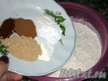 В отдельной миске смешать соль, соду, разрыхлитель, корицу, гвоздику и имбирь, добавить в просеянную муку, перемешать.