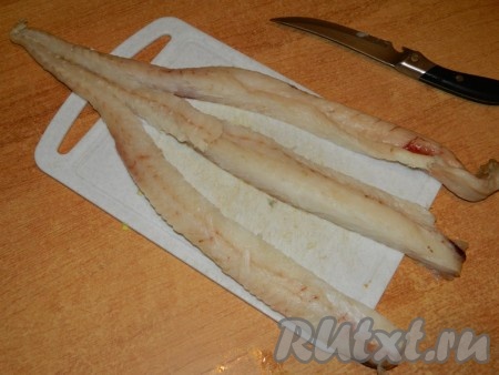 Рыбное филе разрежем на три полоски, не дорезая немного до конца хвоста.