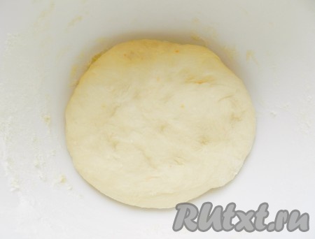 Тесто должно быть мягким, однородным, эластичным. Положить тесто в миску, накрыть чистым полотенцем и убрать в теплое место для подхода на 1 час. Затем тесто обмять и оставить еще на 30 минут.
