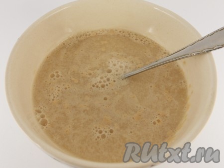 В небольшой миске или чашке растворить дрожжи, соль и сахар в теплой воде.