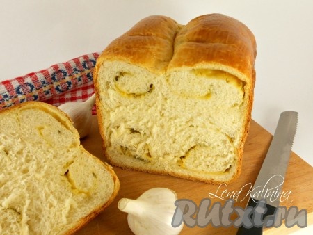 Невероятно ароматный, вкуснейший хлеб с чесноком и сыром, приготовленный в хлебопечке, можно разрезать и подавать к столу!
