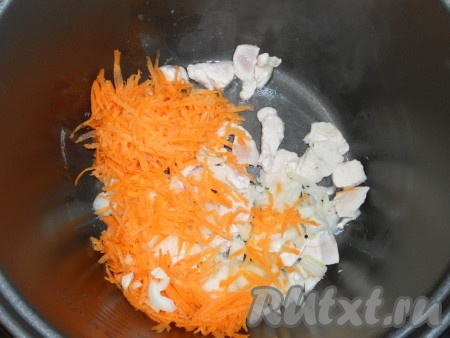 Закрыть крышку, выставить режим мультиварки "Обжаривание" или "Выпечка". Через 10 минут добавить к мясу порезанный небольшими кусочками лук и натертую на крупной терке морковь.
