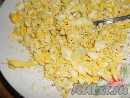 Сначала нужно сварить вкрутую куриные яйца, очистить их, промыть, чтобы смыть остатки скорлупы. Затем яйца сложить в глубокую тарелку и подавить вилочкой, можно также натереть на терке, посолить и поперчить яйца по вкусу, добавить ложку сметаны и перемешать.