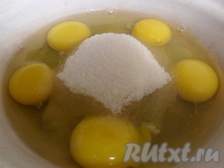 В большую миску разобьем яйца и поставим на паровую баню, постепенно добавляя сахар. Взбиваем венчиком. Масса должна быть теплой, но не горячей, а сахар полностью раствориться.