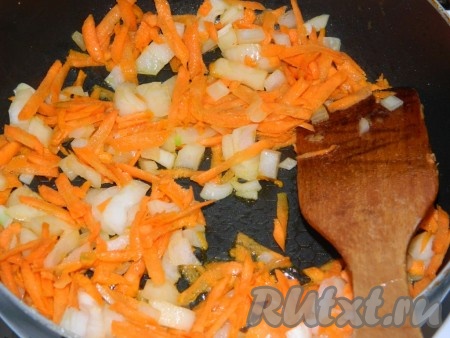 ... а мы пока обжарим на растительном масле натертую на терке морковь и порезанный лук.
