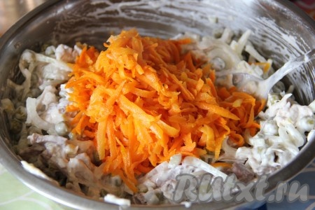 Добавить маринованный лук в салат к мясу и зеленому горошку. Морковь натереть на терке и обжарить на сковороде до готовности, остывшую морковь добавить в салат.
