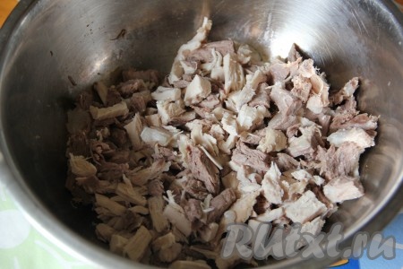 Свинину отварить и нарезать мелкими кусочками. Я использовала в данном случае свинину и куриное филе, вы можете поступить также.

