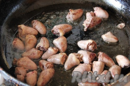 Куриные сердечки очистить от жира, промыть, выложить в сковороду, хорошо прогретую с растительным маслом, и обжаривать 10 минут на среднем огне, иногда перемешивая.