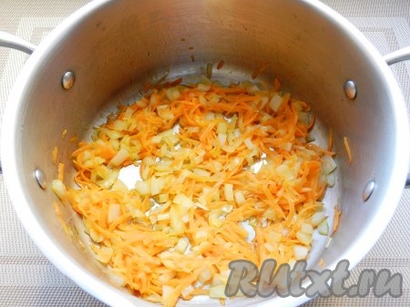 В кастрюле с толстым дном разогреть растительное масло, добавить сливочное, обжарить лук и морковь до прозрачности. В процессе обжаривания посолить.