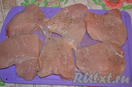 Куриное филе нарезать на кусочки толщиной примерно 0,7 сантиметра. Если куски мяса получились более толстыми, то их можно немного отбить кулинарным молоточком. Посолить и поперчить филе по вкусу.