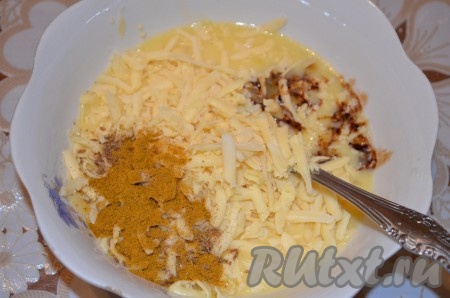 Взбить в миске яйца с помощью вилки до однородности, добавить натёртый на крупной тёрке сыр, соевый соус, перемешать сырный кляр.