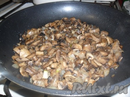 Лук чистим, нарезаем достаточно мелко. В сковороде разогреваем растительное масло, выкладываем лук и обжариваем его до прозрачности (минуты 3), иногда перемешивая, на среднем огне. Шампиньоны моем, убираем с грибов загрязнения и нарезаем их на небольшие части. Если вы готовите лесные грибы, тогда переберите их, промойте, выложите в кастрюлю, полностью залейте водой и отварите с момента закипания в течение 25-30 минут, потом слейте воду, грибочки остудите немного и нарежьте на небольшие части. Подготовленные шампиньоны (или отваренные лесные грибы) выкладываем к обжаренному луку, перемешиваем и обжариваем минут 10-12, иногда помешивая. Затем снимаем с огня и даём грибам с луком остыть.
