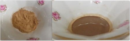 В миску с какао добавляем несколько столовых ложек молочной смеси, хорошо перемешиваем.