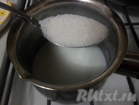 Молоко ставим на огонь, добавляя сахар и ванильный сахар. Все крупинки должны полностью раствориться