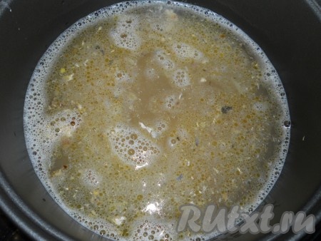 Влить горячую воду, посолить по вкусу. Накрыть крышку мультиварки и выставить режим "Суп" на 1 час.