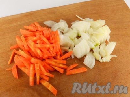Лук нарезать небольшими кусочками, морковь - брусочками.