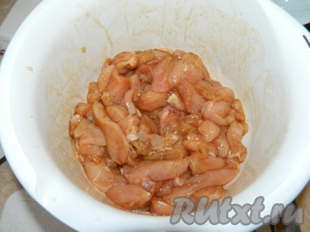 Куриное филе нарезать тонкими полосками, сложить в миску, залить соевым соусом (примерно 6 столовых ложек) и немного поперчить.