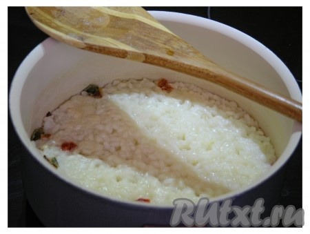 Добавить в рис немного паприки и соли (сильно не солить, так как бекон, как правило, сильно пересолен) и варить до полуготовности.