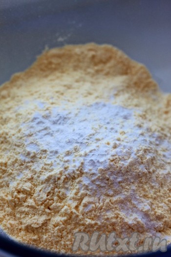 Предварительно выньте кукурузу из морозилки и дайте ей разморозиться. Начинайте замешивать тесто. Для этого, соедините два вида муки и разрыхлитель.
