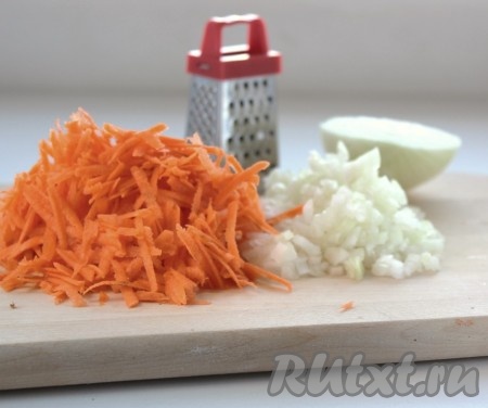 Пока варятся рёбрышки, займёмся овощами. Очистить морковку и лук. Натереть морковь на крупной тёрке. Нарезать мелко луковицу.