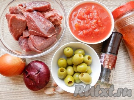 Ингредиенты для приготовления говядины, тушёной в помидорах в собственном соку.
