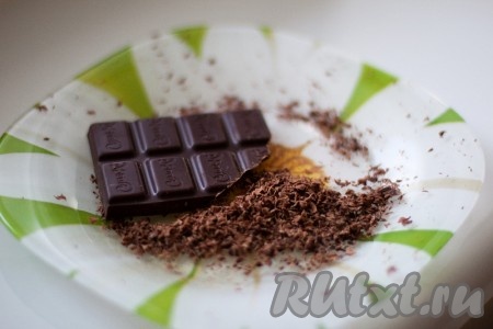 Шоколад поломать или натереть на крупной терке и отправить в сотейник вместе с черносливом. Как только шоколад растопится, снять соус с плиты и дать настояться минут 10-15.