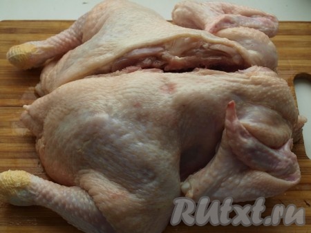 Разрезаем курицу вдоль спины, чтобы грудка получилась более сочной.
