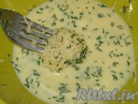 Затем добавить натертый на мелкой терке сыр и мелко нарезанную зелень - все хорошо перемешать.
