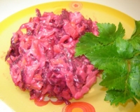 Салат из сырой свеклы. Рецепт салата со свежими овощами, яблоками и сухариками