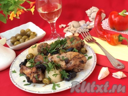 Вкусную, ароматную курицу "Марбелья" подаём к столу с запечёнными каперсами, оливками и черносливом, посыпав зеленью. В качестве гарнира можно подать картофель.
