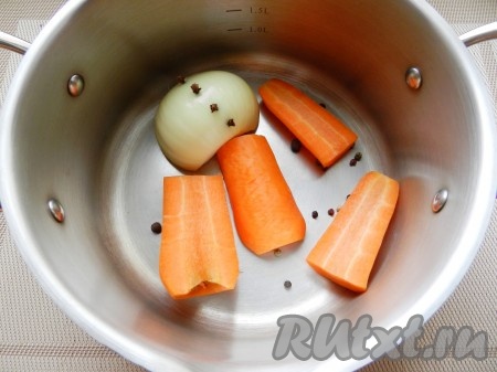 Лук и морковь очистить, разрезать, сложить в кастрюлю, добавить специи. Залить примерно 1,5 литрами воды, поставить на огонь и довести до кипения.
