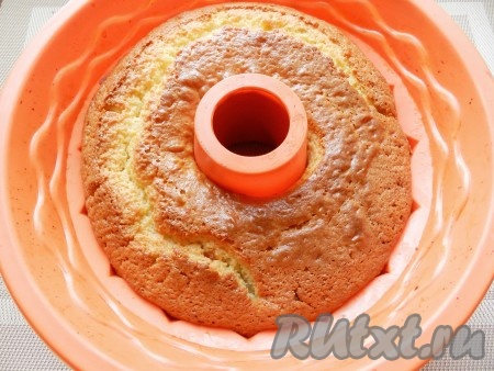Готовый кекс остудить в форме, затем переложить на тарелку и посыпать сахарной пудрой.