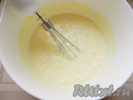 К яйцам, взбитым с сахаром, добавить сметану и растопленное не горячее масло, тщательно взбить.