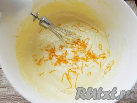 С лимона (или апельсина) снять цедру, стараясь не затрагивать, находящийся под ней белый слой. В тесто добавить цедру и сухофрукты, перемешать.