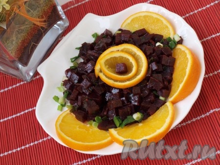 Подаём вкусный, полезный свекольный салат, украсив ломтиками апельсина.
